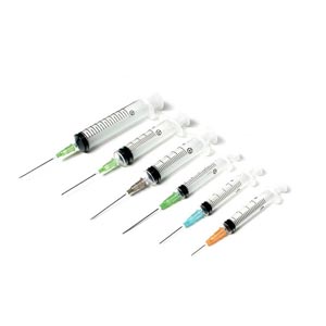 Siringa Terumo da 3 ml cono luer centrale - con ago montato 22G×1 1/2