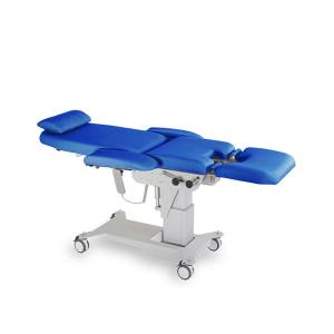 Poltrona ginecologica elettrica Era a 3 sezioni con portarotolo e rotelle